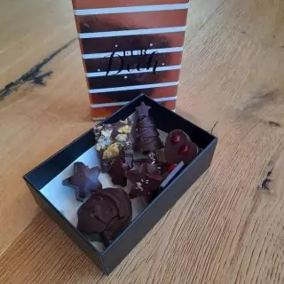 👉Selbst gemachte Schokolade 🍫 
Das perfekte Weihnachts Geschenk

Und ist noch dazu gesund und lecker 💚💗 

#selbstgemacht 
#gesundesleben 
#gesundundlecker 
#präventivegesundheit 
#weihnachtsgeschenke 
#selbstgemachteweihnachtsgeschenke